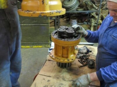 CASE WX 200 (SLEWING GEAR)