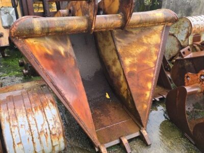 DITCHING BUCKET (MACHINES 18-22 TN) DITCHING BUCKET (MACHINES 18-22 TN)