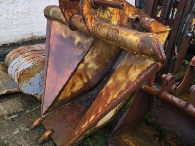 DITCHING BUCKET (MACHINES 18-22 TN) DITCHING BUCKET (MACHINES 18-22 TN)