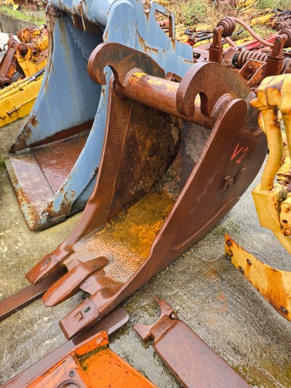 GODET: LARGEUR 60 CM (MACHINES 15-25 TN) GODET: LARGEUR 60 CM (MACHINES 15-25 TN)
