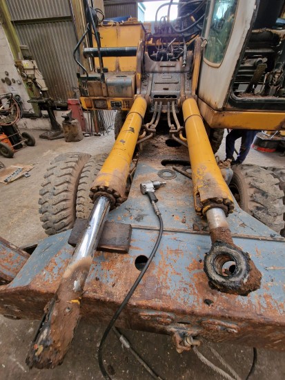 LIEBHERR 914 (HYDRAULIC CYLINDERS) LIEBHERR 914 (HYDRAULIC CYLINDERS) - Image 4