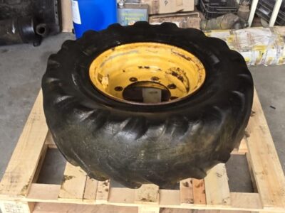 CATERPILLAR 432D, 438C (ROUES / PNEUS / JANTES) CATERPILLAR 432D, 438C (ROUES / PNEUS / JANTES)