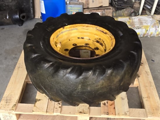 CATERPILLAR 432D, 438C (ROUES / PNEUS / JANTES) CATERPILLAR 432D, 438C (ROUES / PNEUS / JANTES) – Image 4